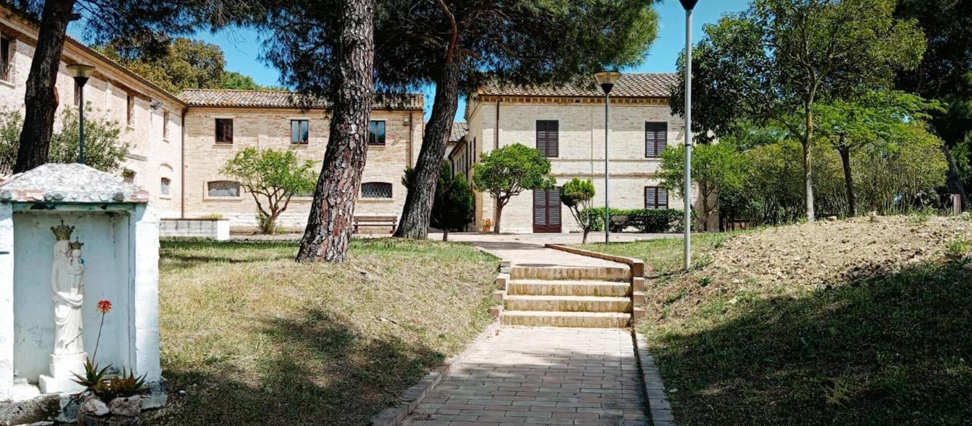 Hotel Casa Famiglia Di Nazareth Loreto Exterior foto
